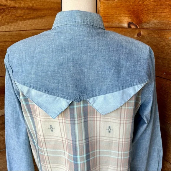 Women’s Vintage Nineties Light Blue Southwest Print Long Sleeve Western Shirt - Picture 7 of 10